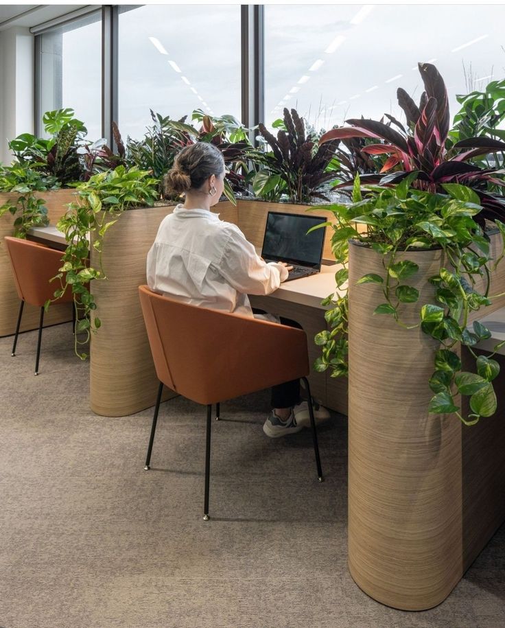 Designer al lavoro su progetti digitali